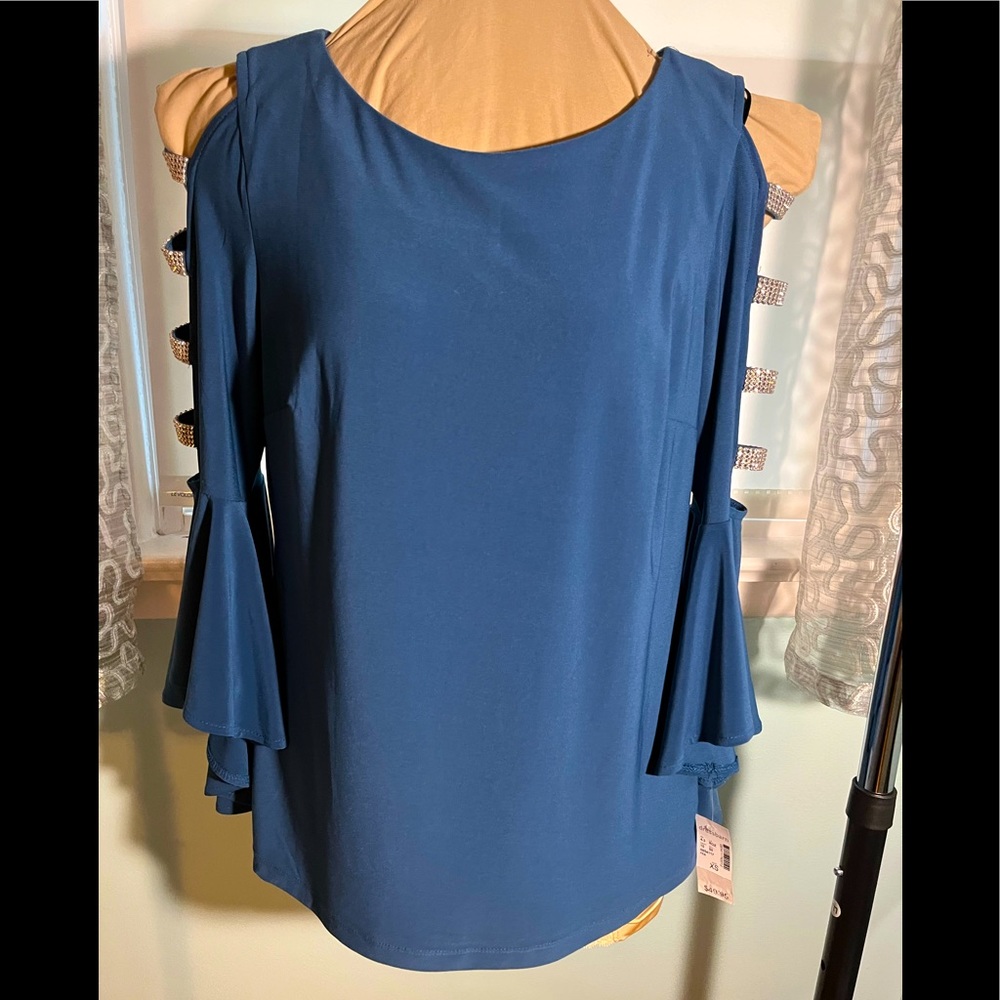 roz & Ali cut out sequences long sleeve blouse. Size XS.
